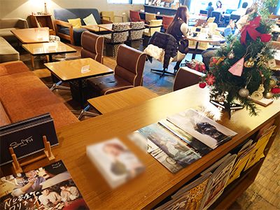 カフェ・レストランにおける有名ファッション誌と衣食住アイテムブランドのコラボ冊子設置事例1