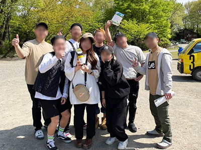 キャンプ場に来るグループに向けたワインボトルのサンプリング事例4