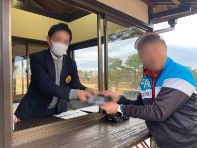 ゴルフ場におけるアルコール飲料ノベルティサンプリング事例3